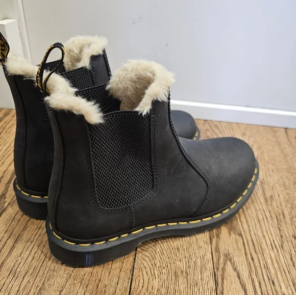 Dr. Martens Chelsea Black Leather Boots with Faux Fur Cream Lining. - Picture 6 of 7